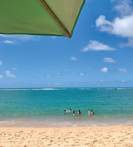 praia-do-gunga-com-guarda-sol-e-mar-azul Roteiro Maceió